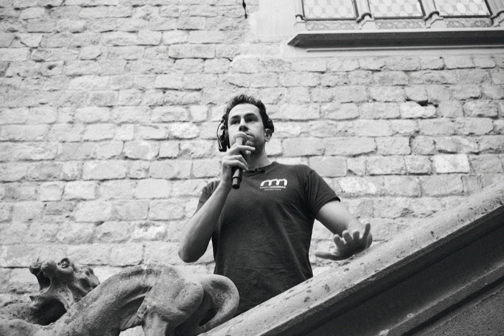 Héctor dando instrucciones con micro