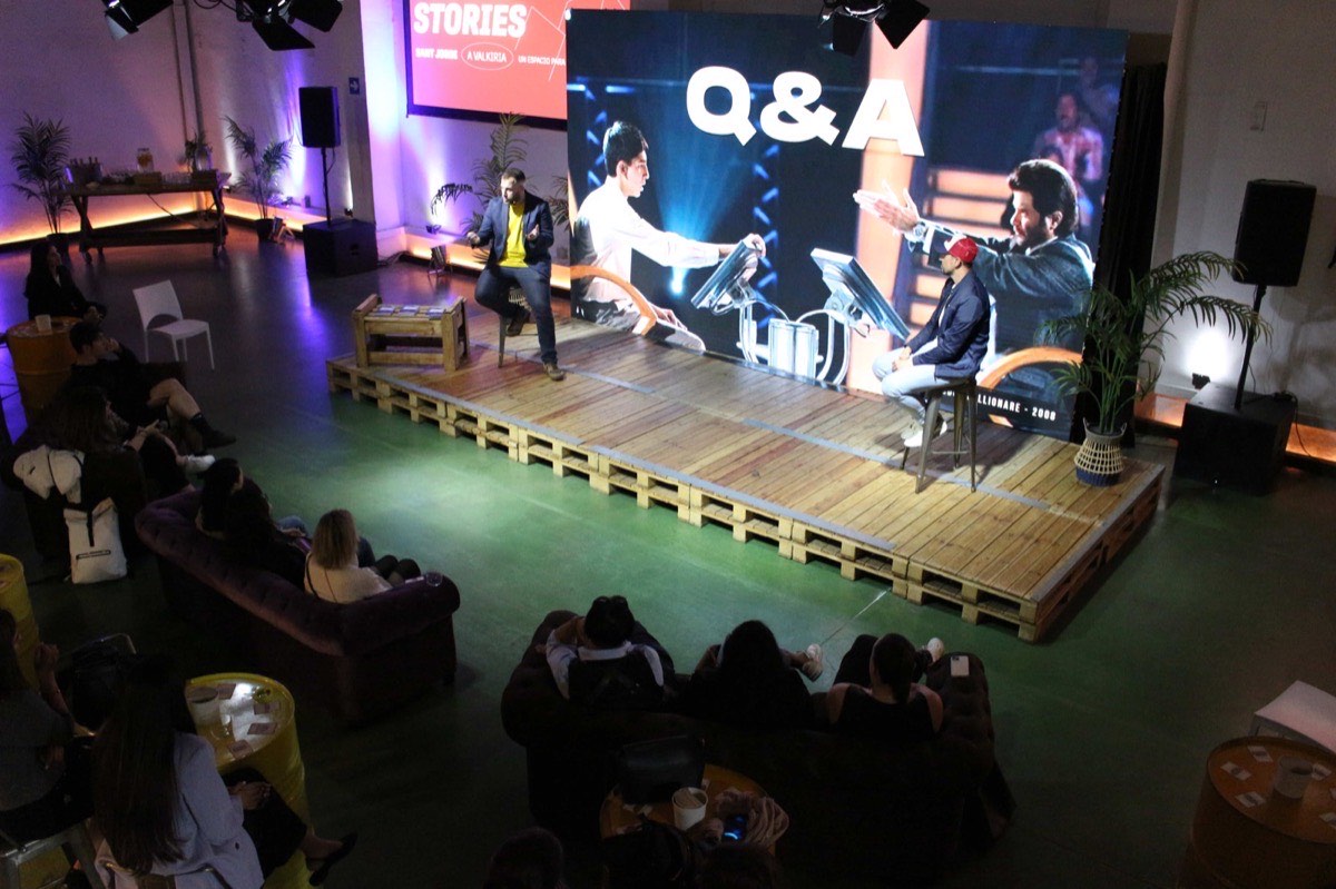 Héctor dando una charla en el escenario de Valkiria