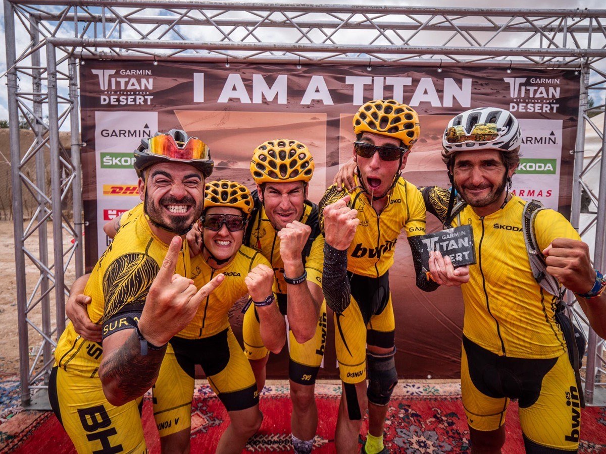 Equipo del Reto PedaEla celebrando en la Titan Desert 2019